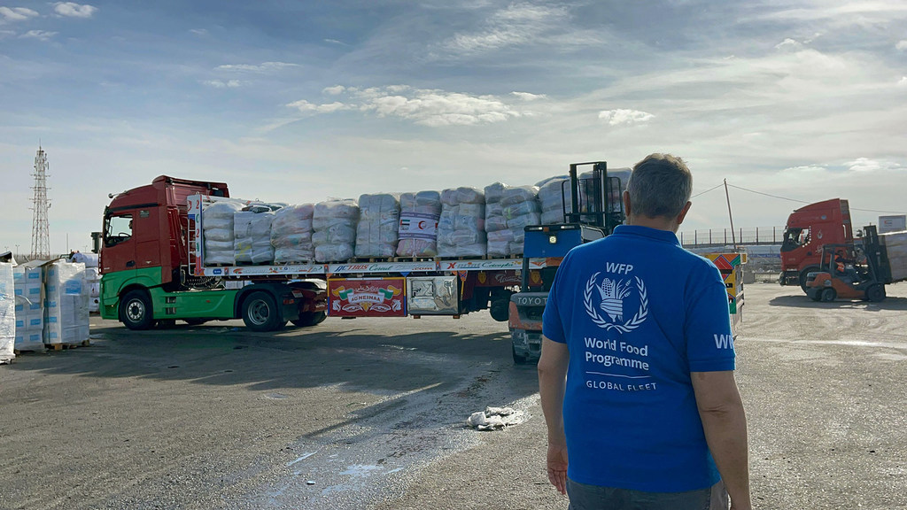 شاحنة مساعدات تابعة لبرنامج الأغذية العالمي متجهة إلى غزة تقف عند أحد المعابر في وقت سابق.